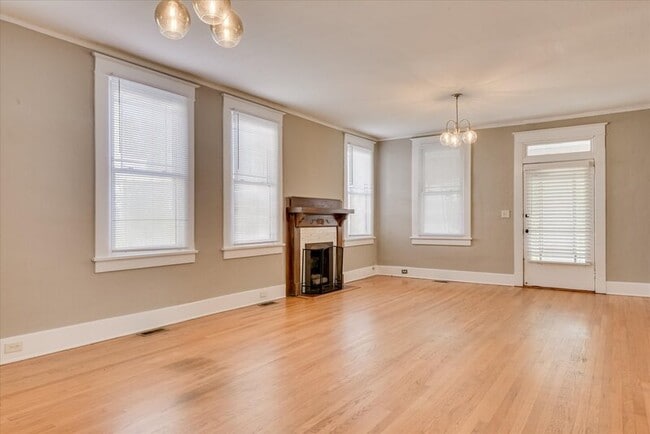 Building Photo - 933 Russell St