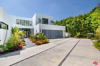 Building Photo - 9570 Sunset Blvd