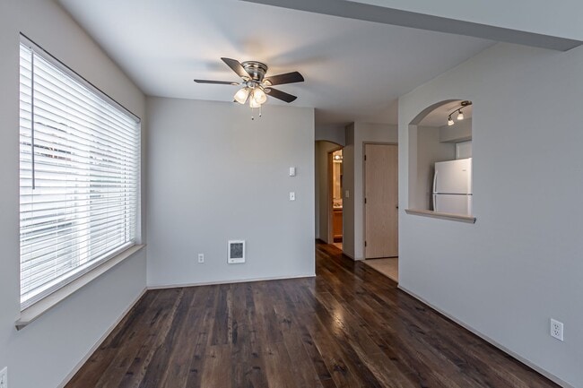 Building Photo - Wonderful Townhome in Browns Point with VI...