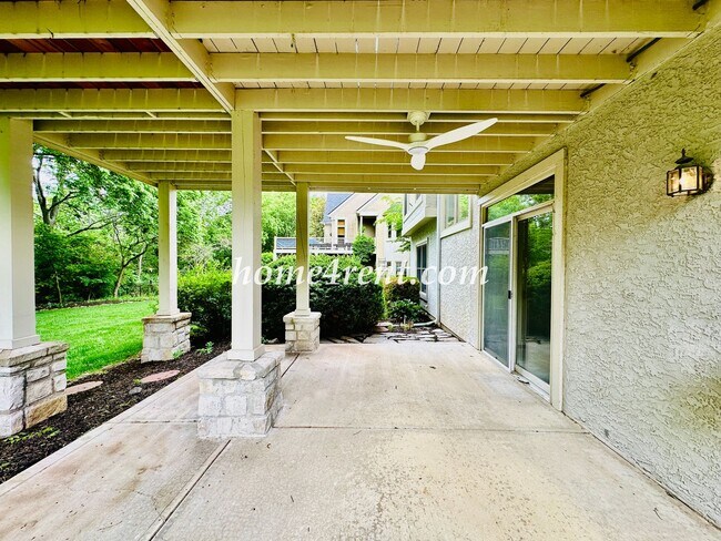 Building Photo - Exceptional 1.5 Story Home in the Prestigious Loch Lloyd Community!
