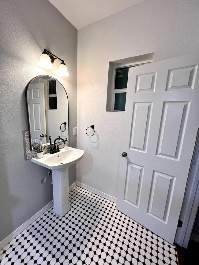 Full Bathroom - 3029 E Missouri Ave