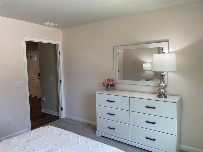 Building Photo - 3 Bedroom 2 Bathroom at Sharron Creek-Pet ...