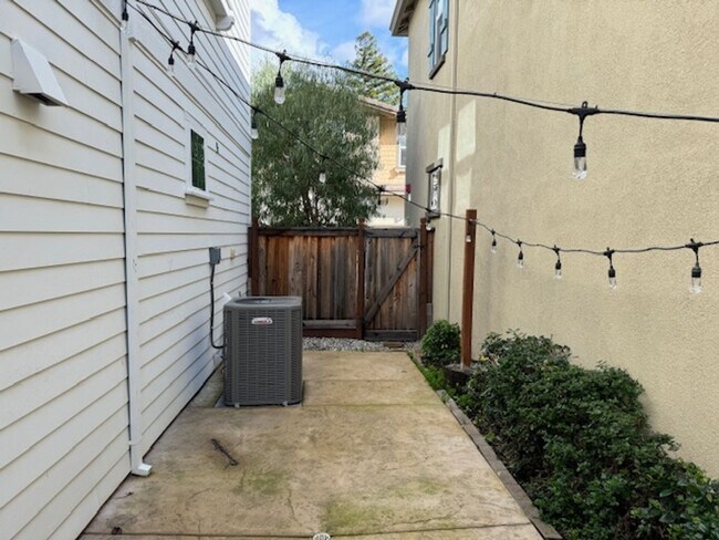 Building Photo - Beautiful 2 story home in Walnut Creek