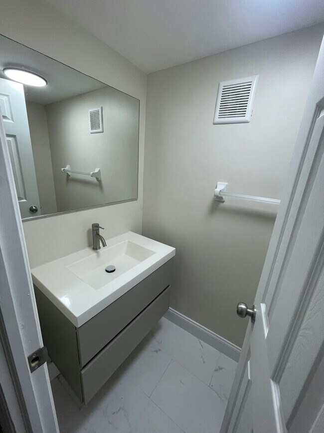 Building Photo - 2820 Somerset Dr