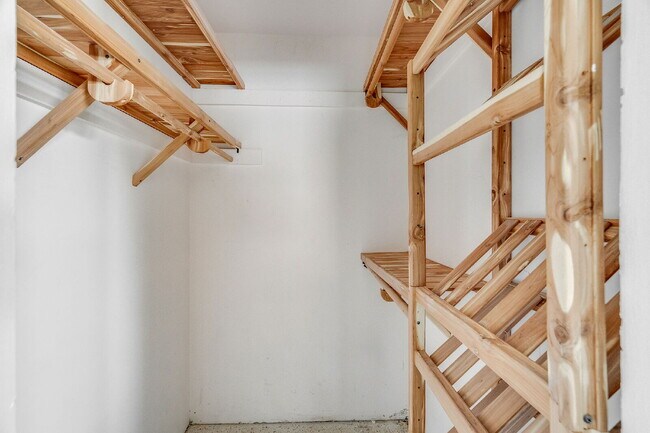 Building Photo - 5 BR/3BA pool home in Merritt Island- NO HOA!