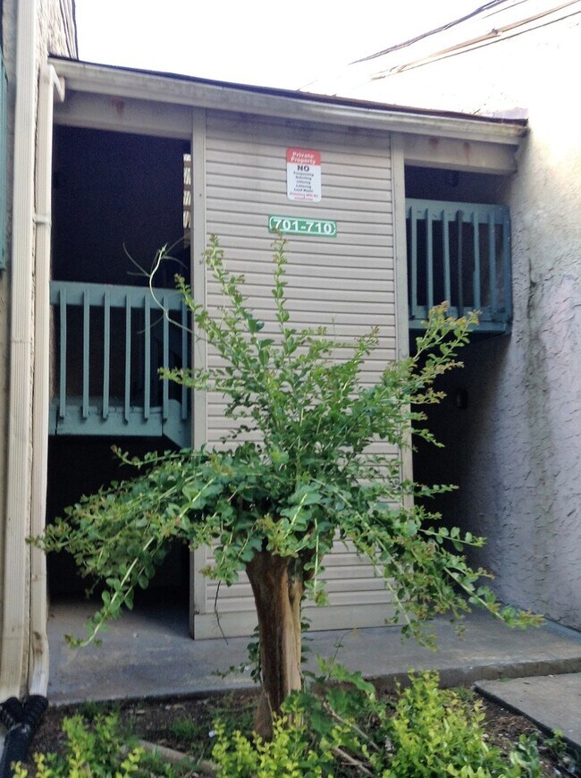 Building Photo - Great Condo Unit Available For Only $1,100...