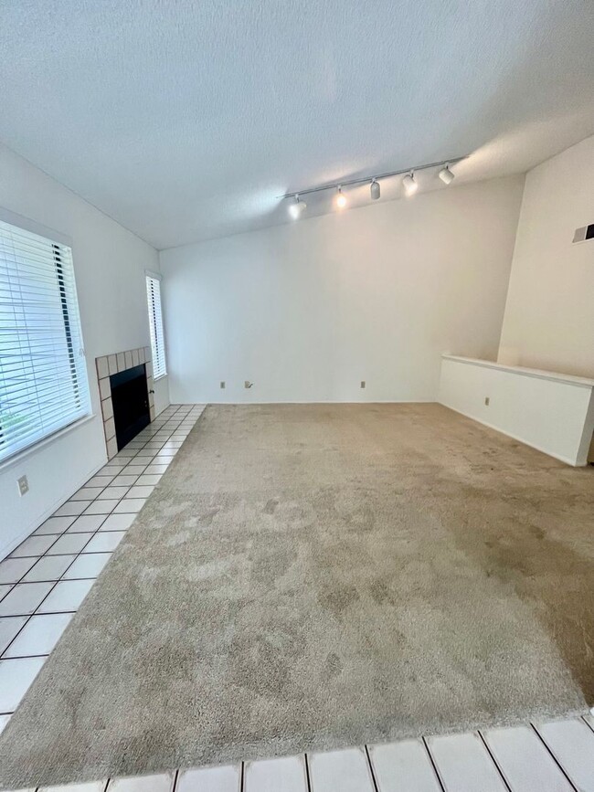 Building Photo - HUGE 2BD/2BA CLAIREMONT CONDO W/ 2 CAR GARAGE - ONLY $3,295/MONTH