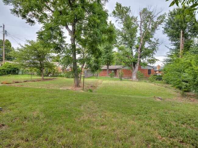 Building Photo - 637 E 27th St
