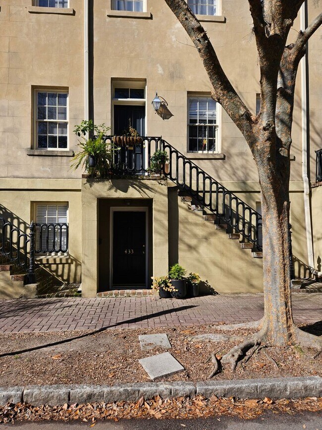 Primary Photo - 433 Barnard St