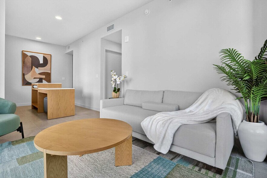 Building Photo - 11 NE 6th St