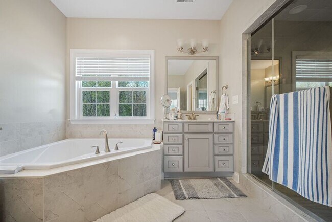 Building Photo - 9366 Alder Dr