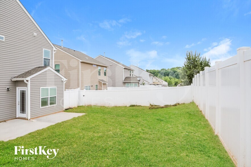 Building Photo - 121 Wintergreen Ct