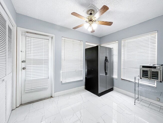 Building Photo - Beautifull 2-Bedroom End-Unit Villa in Palm Harbor!