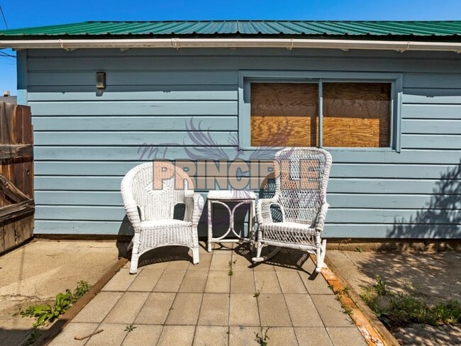 Building Photo - Charming Bungalow Downtown