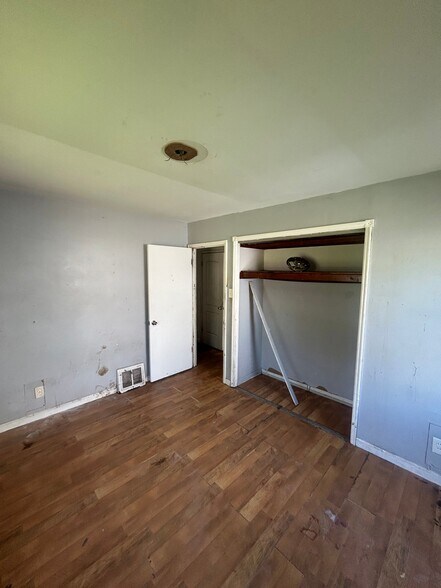 Building Photo - 212 Cameron Rd