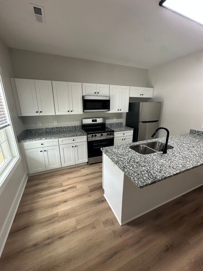 Building Photo - BRAND NEW 3 Bedroom Apartment in Shelbyville!