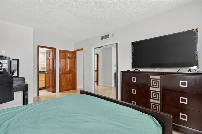 Building Photo - 2671 S Course Dr