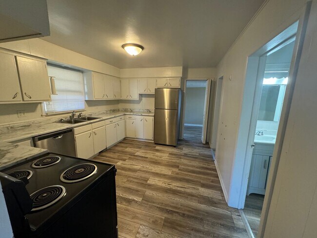 Building Photo - Updated 3BR Home with Large Yard & Long Driveway – Moline