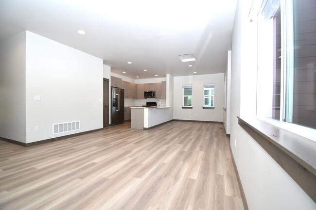 Building Photo - Gorgeous and Brand NEW 3 Bedroom with doub...