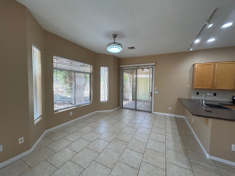 Building Photo - 2041 E Fawn Dr