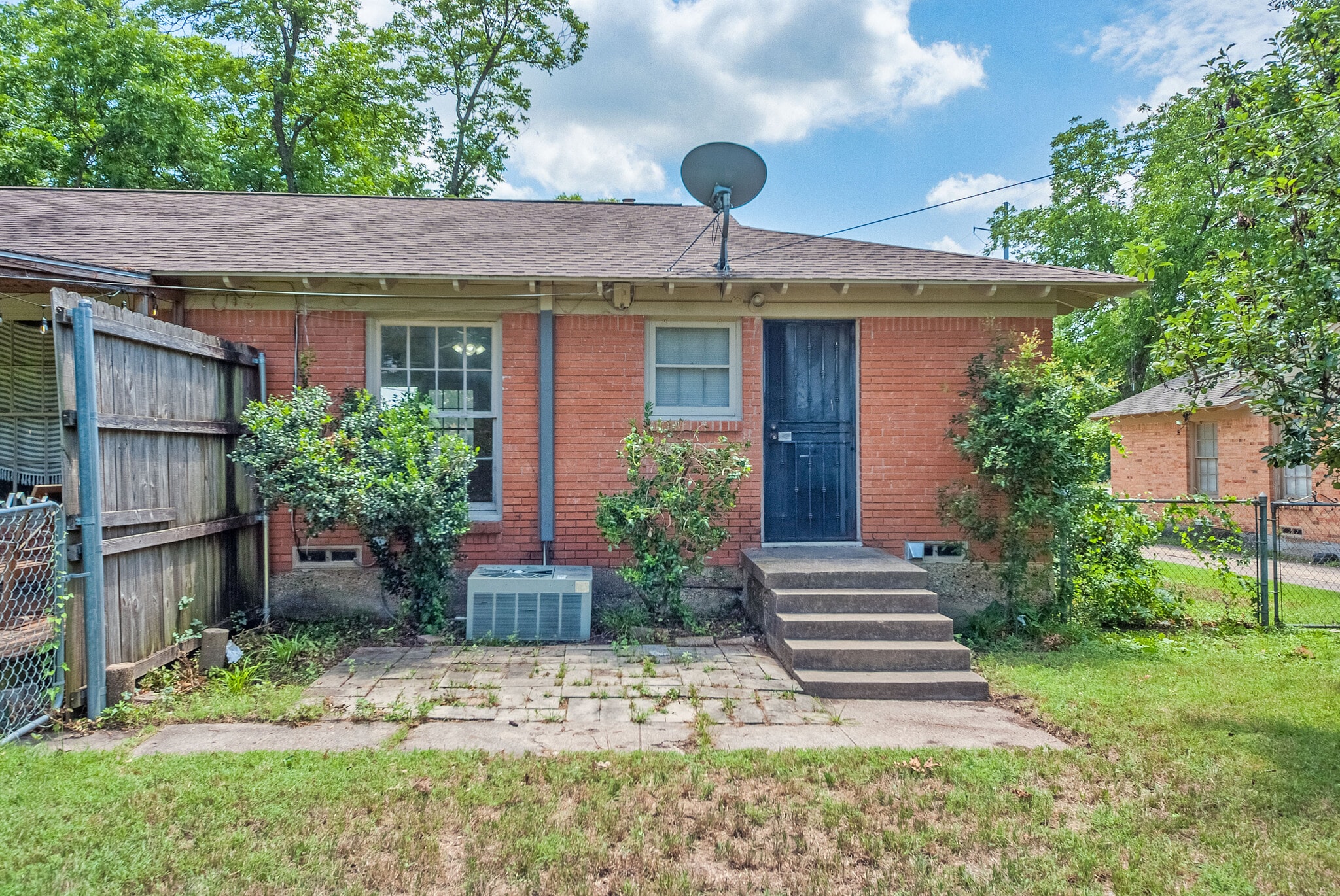 Building Photo - 1653 Mariposa Dr