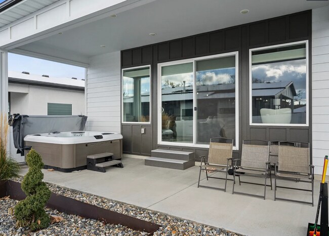 Building Photo - GORGEOUS Sandy Home!!!