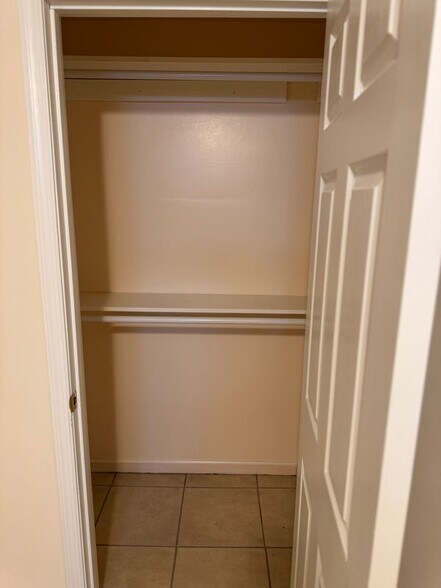 Building Photo - 8701 Lindendale Dr