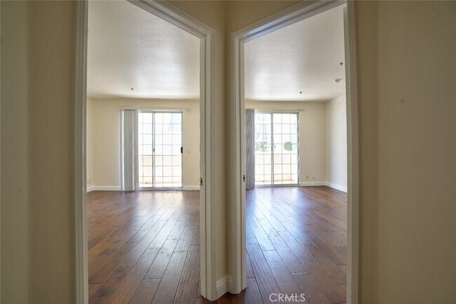 Building Photo - 930 N Doheny Dr