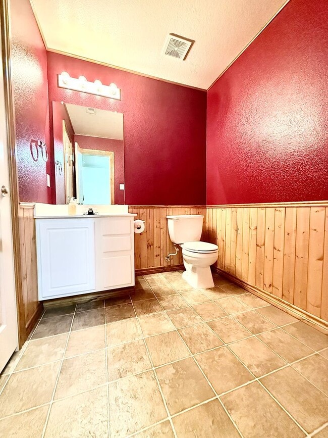 Building Photo - Spacious Inside & Out!
