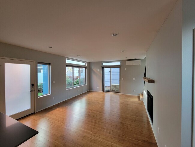 Building Photo - Stylish Detached Home in East Capitol Hill...