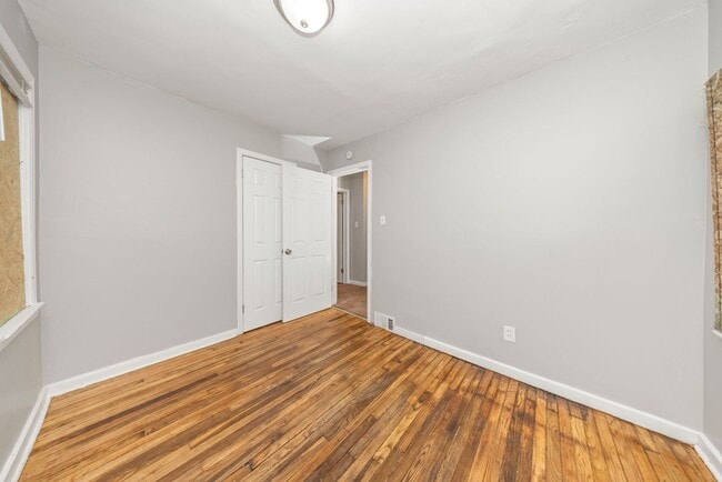 Building Photo - 3 bedroom bungalow $1250/month