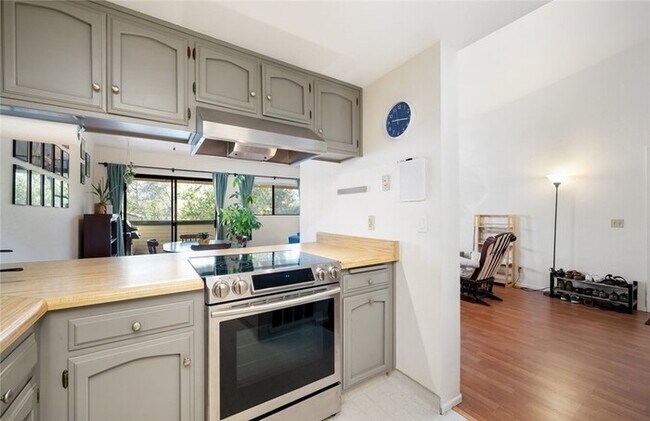 Building Photo - 2bedr 2bath Lovely light and bright condo