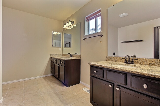 Building Photo - Open Floor Plan Home!  3 Bedroom, 2.5 bath with Loft
