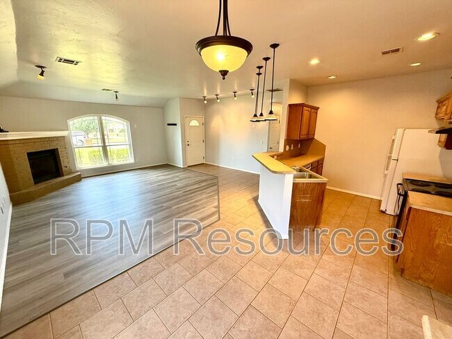 Building Photo - 520 S Castle Ridge Ln