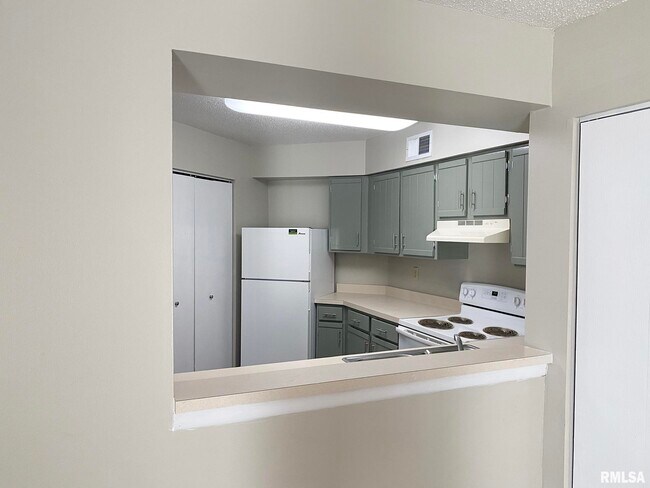 Building Photo - 5905 W Ridgecrest Dr