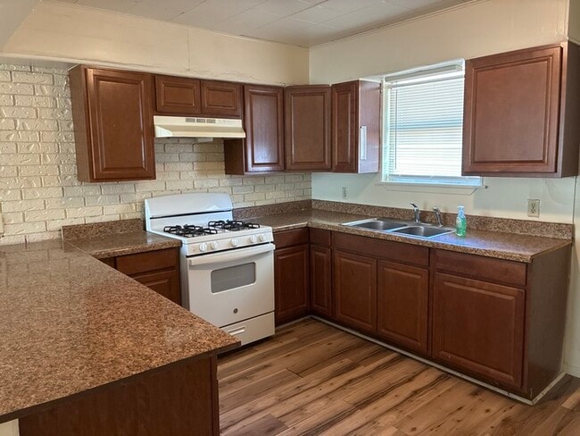 Building Photo - Charming 2-Bedroom Home in the Heart of Ta...