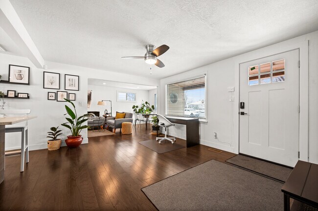 Building Photo - 376 N 8th W