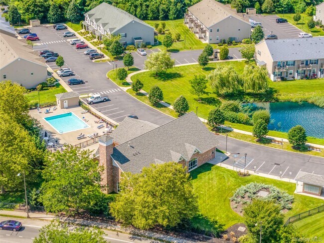 Building Photo - 725 Eastview Dr