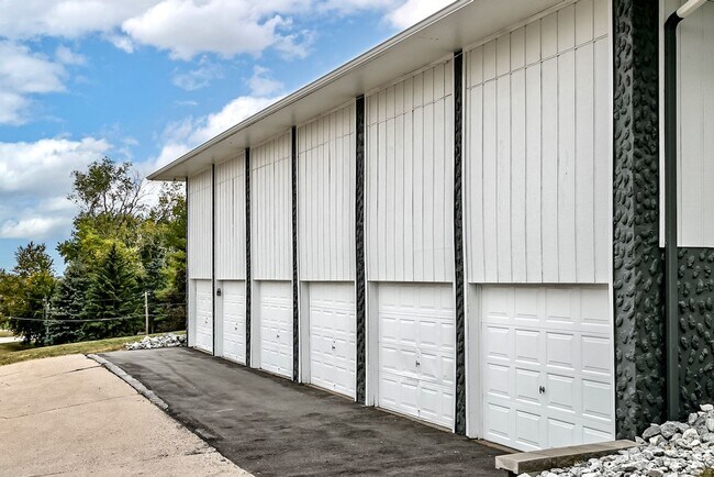Building Photo - Spacious 2 bedroom apartment with brand ne...