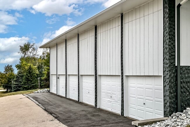 Building Photo - Updated 2-Bed and 1.5- Bath Apartment with Balcony!