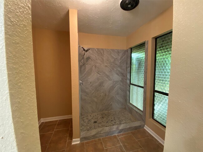 Building Photo - 24600 Darkwood Ct