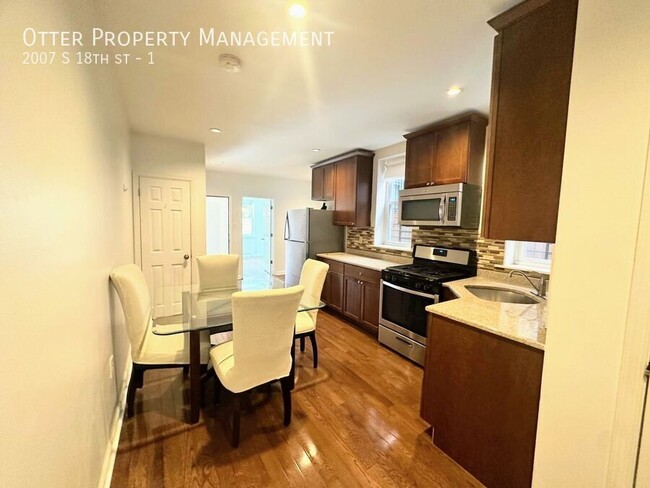 Building Photo - Stunning 2BR/1BA Apt in the Heart of South...