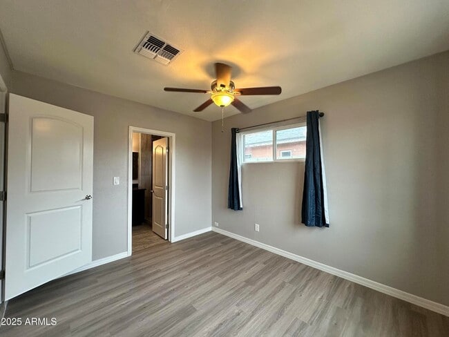 Building Photo - 1802 E Hubbell St