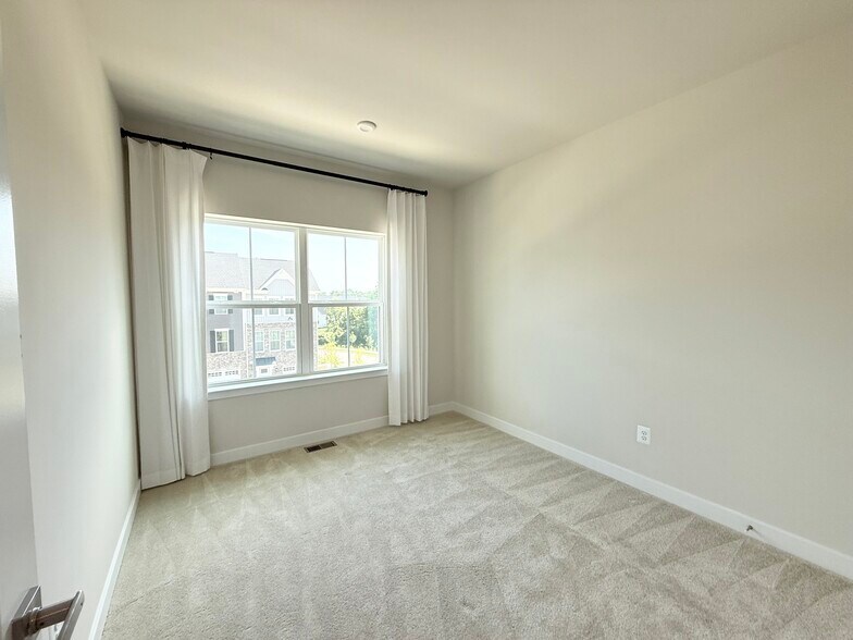 Third bedroom - 7841 Blackbriar Way