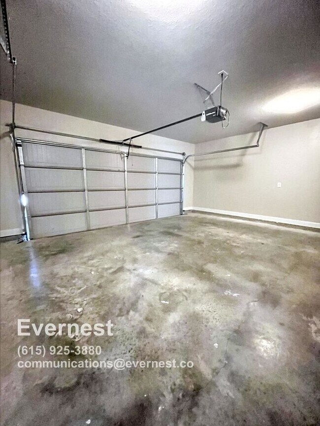 Building Photo - Spacious and Bright 4-Bedroom Home with Mo...