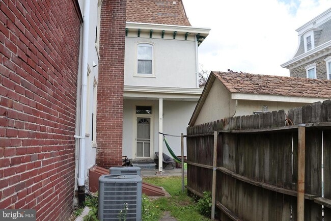 Building Photo - 421 Lyceum Ave