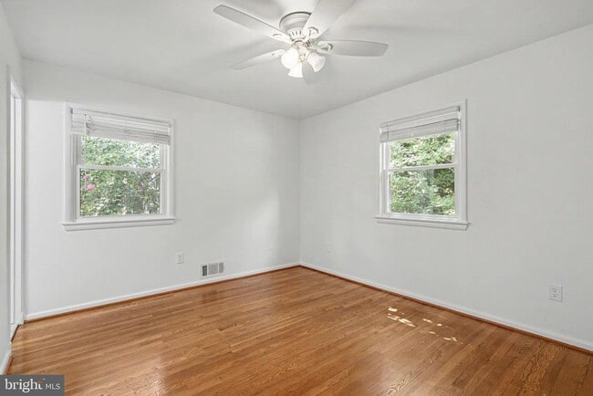 Building Photo - 604 Yeonas Dr SW