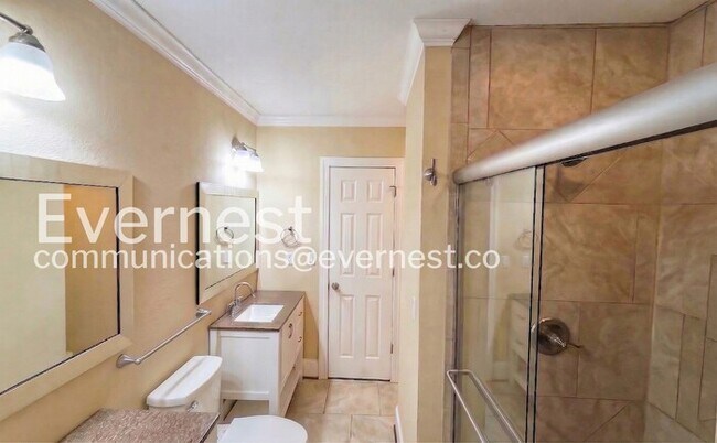 Building Photo - 2102 Vine St