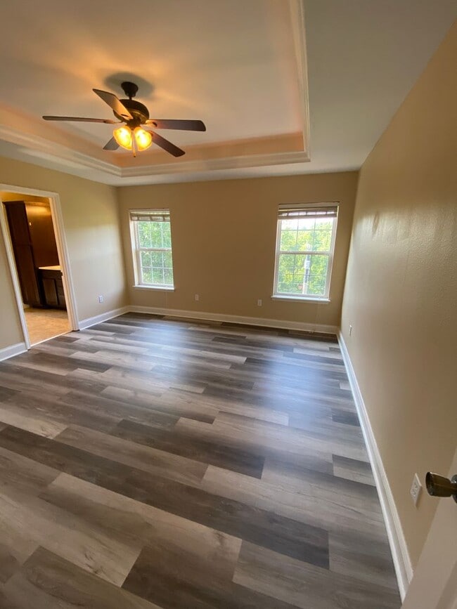Building Photo - Luxurious 5 Bedroom Home in Woodridge Estates