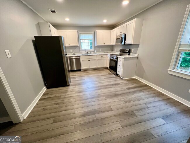 Building Photo - 112 Cedar St